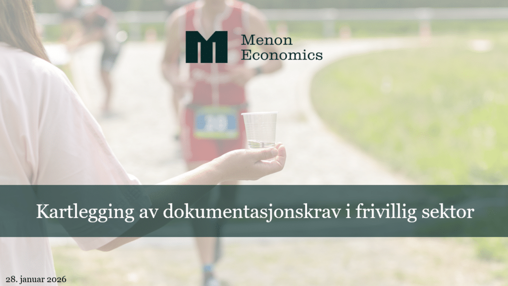 Bilde får framside rapport. Løpar får eit glas vatn av finksjonær. Tekst: Kartlegging av dokumentasjonskrav i frivillig sektor. Menon Economics.